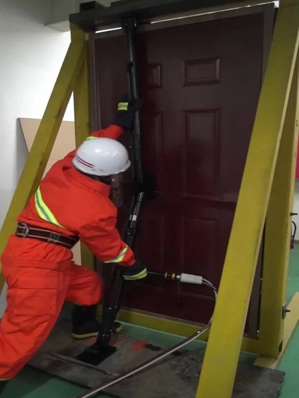 一款可以同時(shí)打開(kāi)內(nèi)開(kāi)門和外開(kāi)門的破門神器！