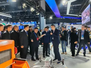 中國國際應急展快訊：應急管理部部長王祥喜了解凌天智能裝備集團無人化裝備創新與應用情況！